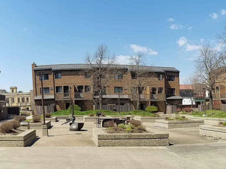 Capitol Centre Court Apartments — Photo 2