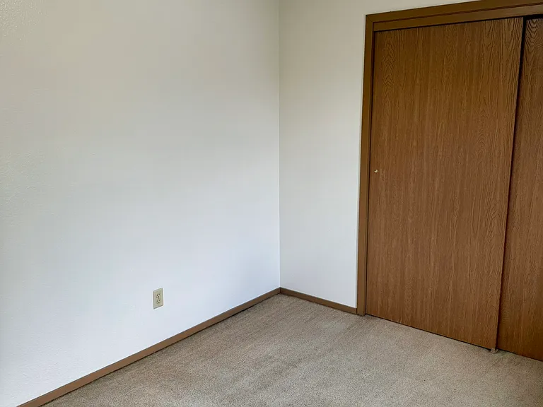 716 E Burlington St #15S — Photo 7