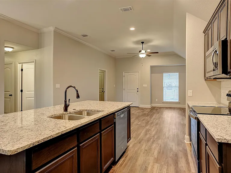 1304 Saratoga Dr — Photo 11