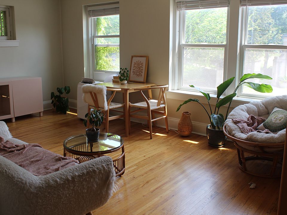 Large Beautiful Bedroom overlooking the gates of Saint Katherine's University
