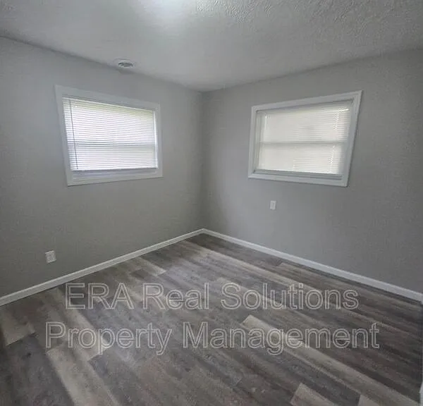 944 Leona Ave — Photo 8