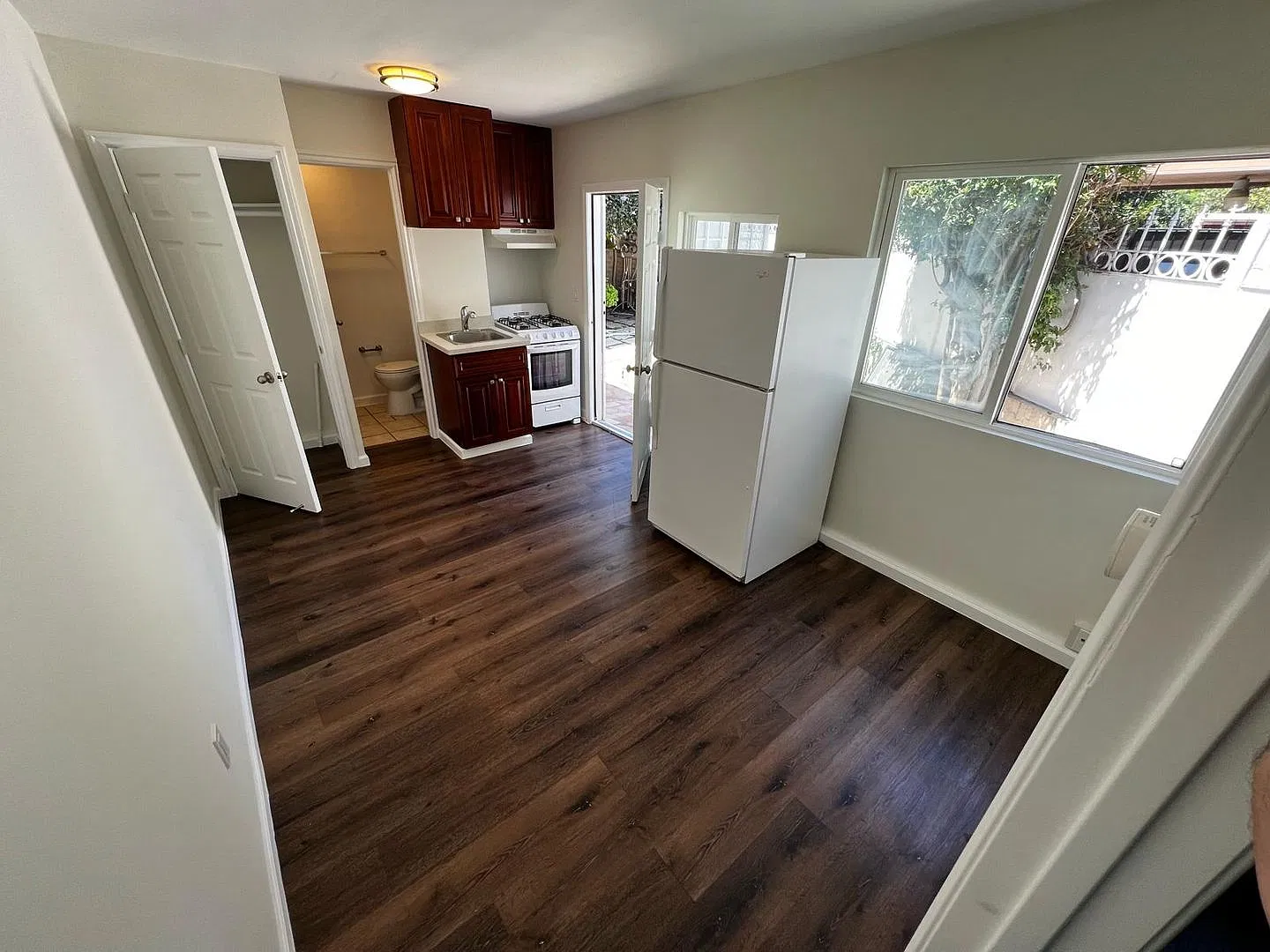 Nicely Remodeled Studio With Parking — Photo 2