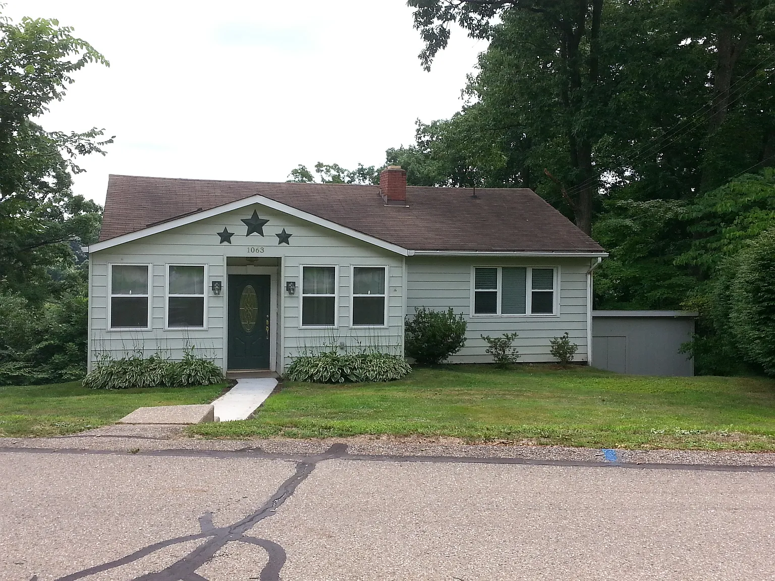 1063 Crest Dr photo 1