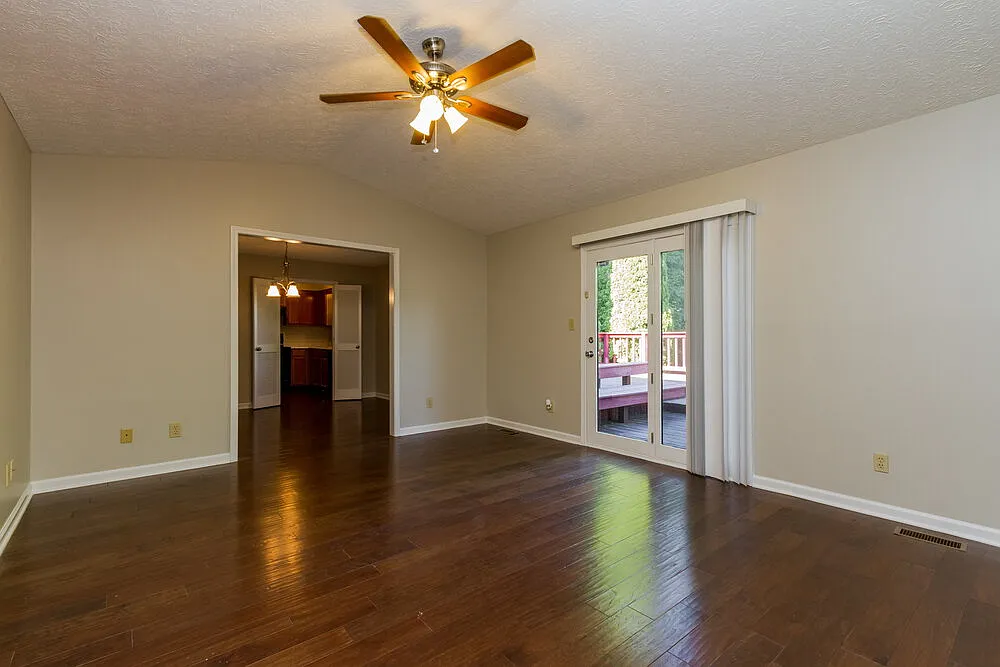 3 bed, 2.0 bath, 1294 sqft, $1,855 — Photo 3