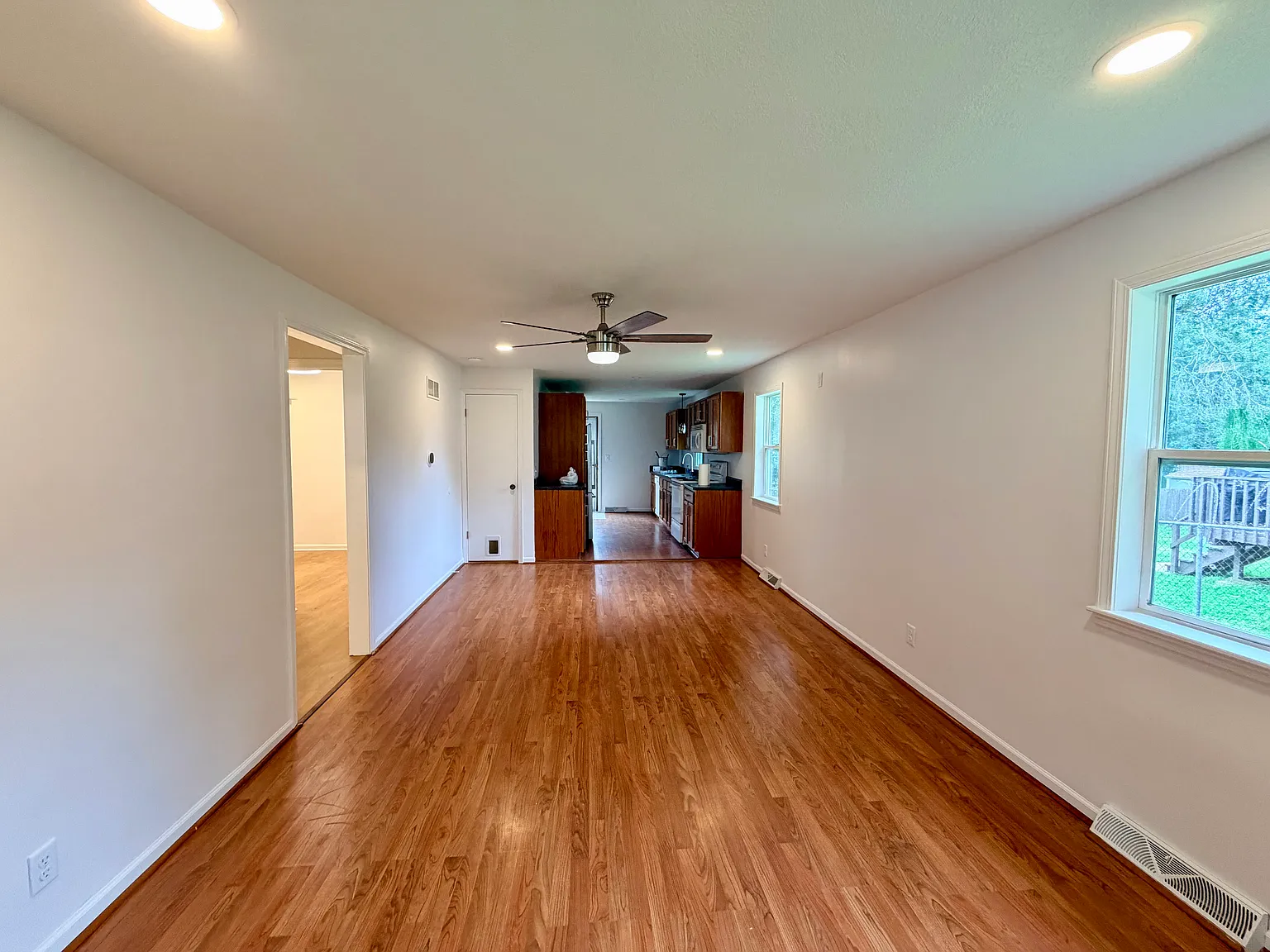 3 bed, 980 sqft, $1,995 — Photo 3