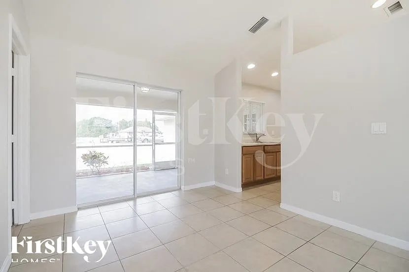 3 bed, 2.5 bath, 1951 sqft, $2,065 — Photo 4