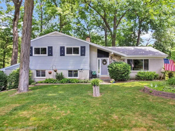 1521 Thread Valley, Holly, MI 48442