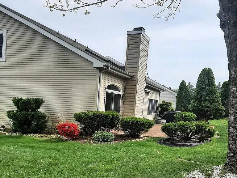 52 Westminster Dr — Photo 3