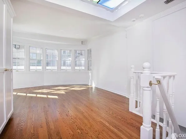 325 East 50th Street image 13 of 13