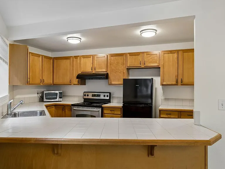 Spacious kitchen w/ eat-in bar