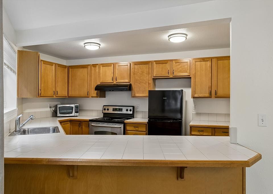 Spacious kitchen w/ eat-in bar