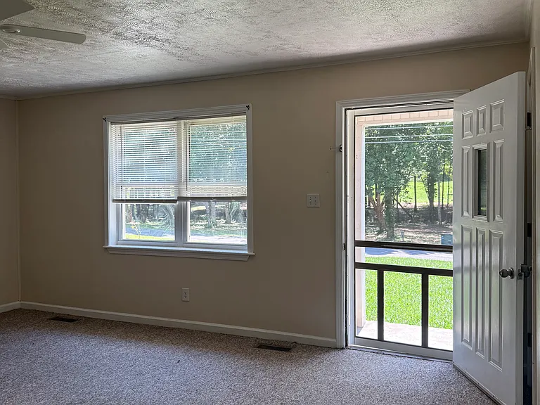 210 Oak St — Photo 2
