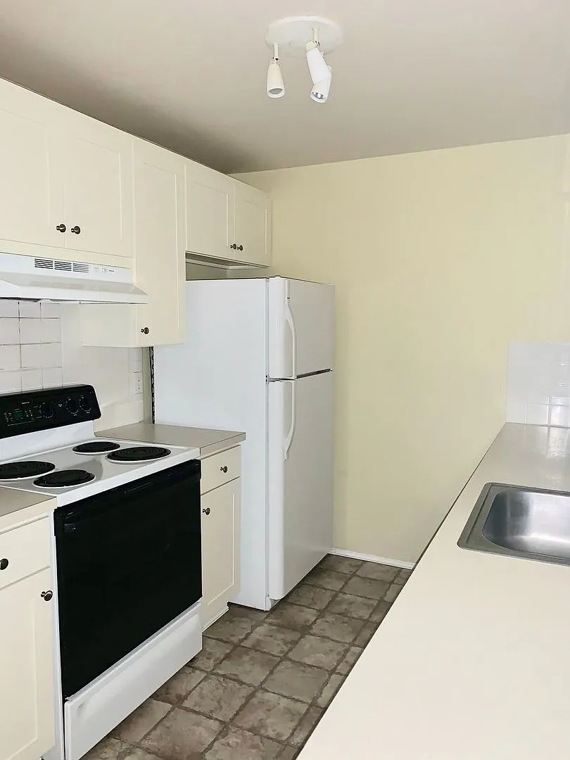 Lovely Condo in Newport Hills — Photo 4