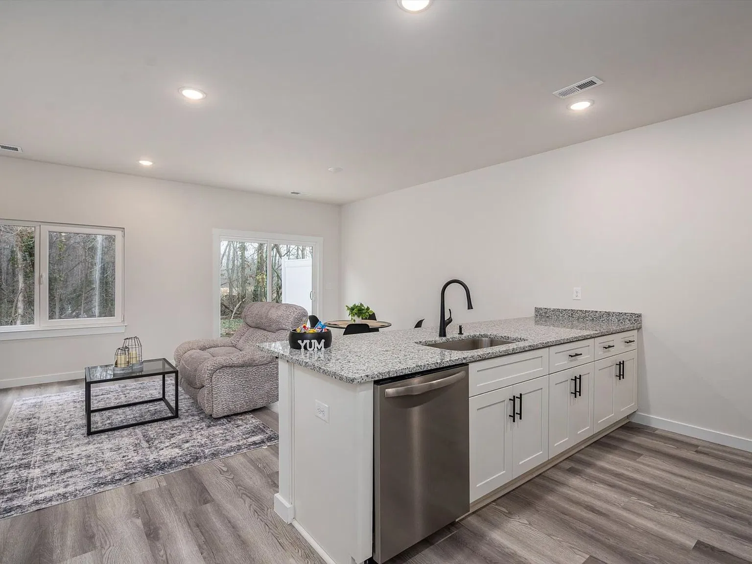 2 bed, 1041 sqft, $1,495 — Photo 2