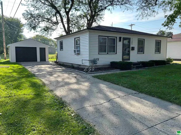 1105 Seneca St, Storm Lake, IA 50588