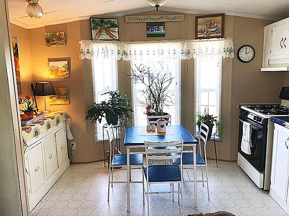 Sunny bright kitchen.??