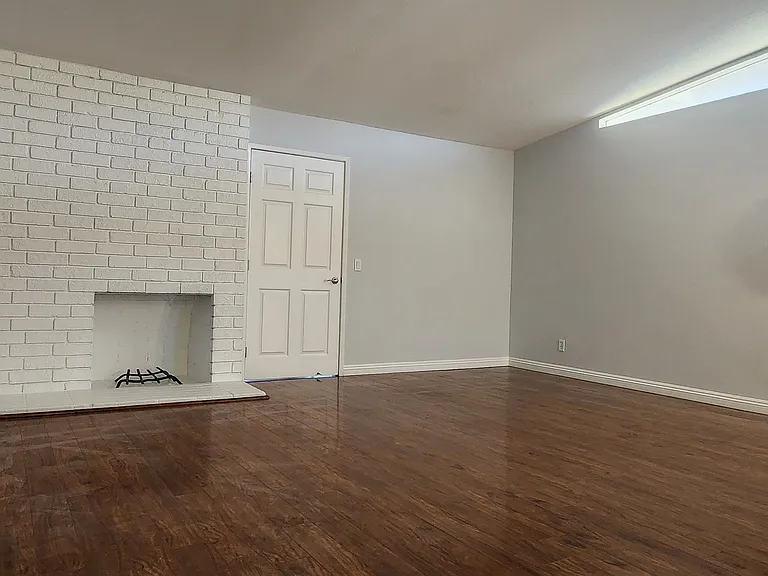 Living Room, high ceiling & window, high capacity cooling fan