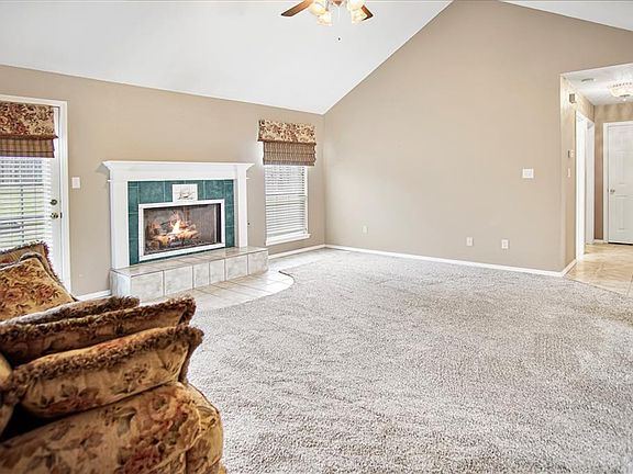 3rd image of 1012 Sandstone Dr