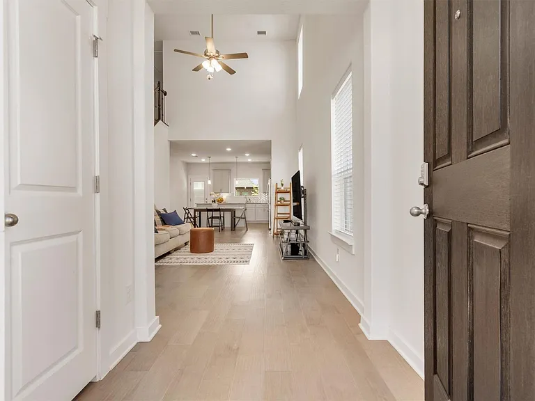 108 Blackwell Ln — Photo 3