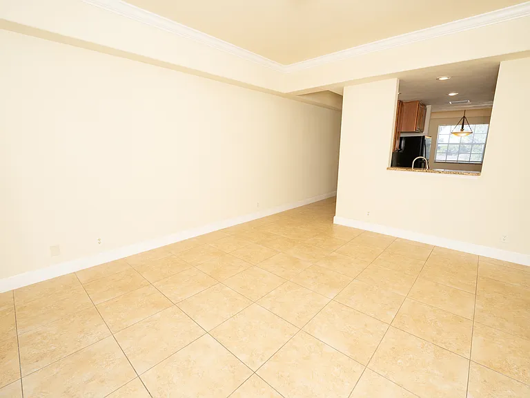 325 NE 23rd Ave #21 — Photo 7
