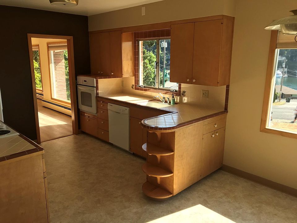 1st image of 7610 Soundview Dr