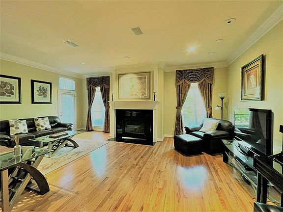 2nd image of 2516 Sheridan St Unit A