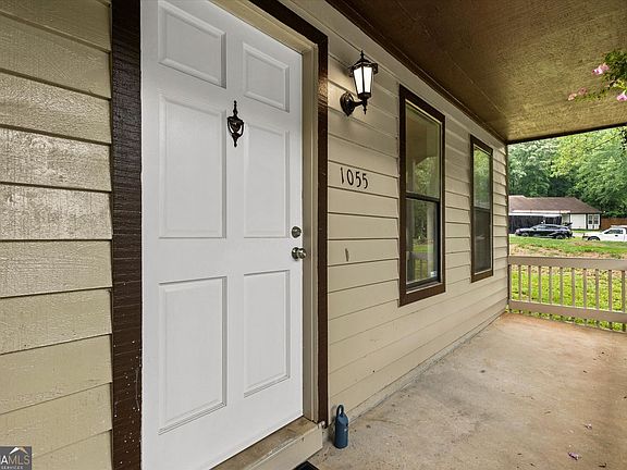 3rd image of 1055 Chapman Ln
