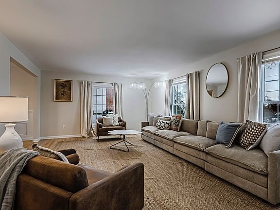 3rd image of 14 Overbrook Cir