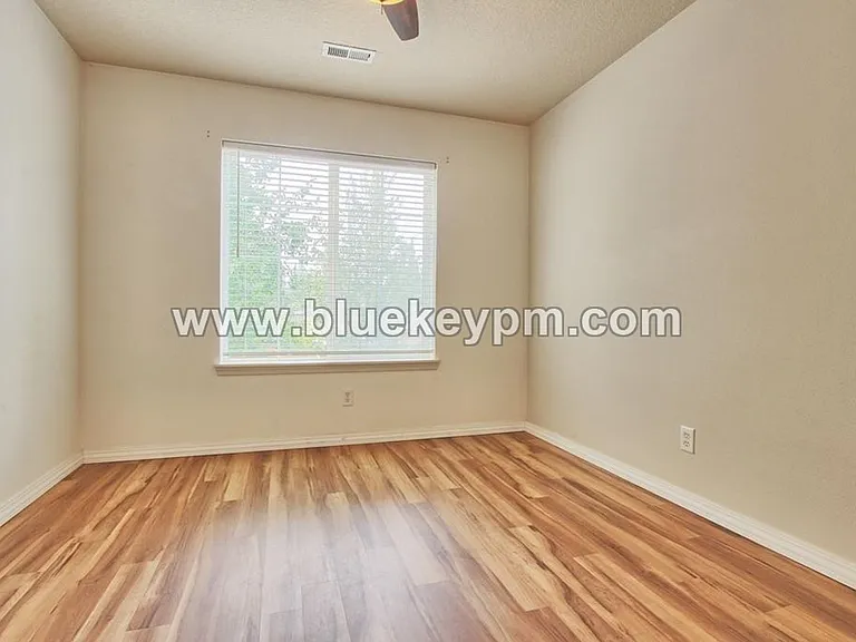 985 SE Tamango St — Photo 13