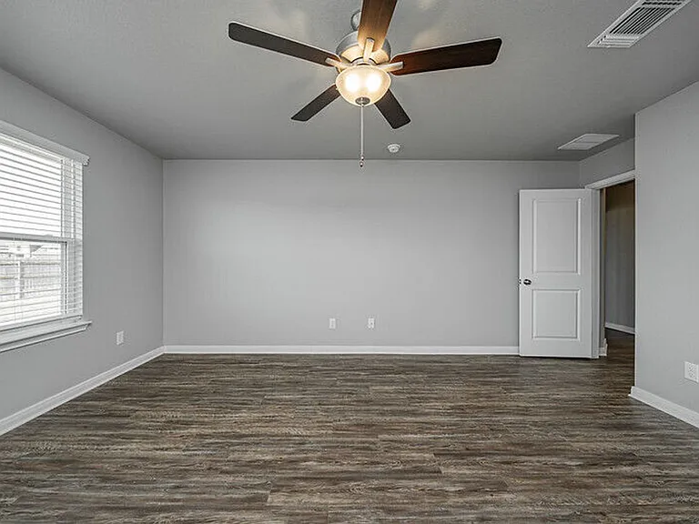 1362 Kingsgate Dr — Photo 3
