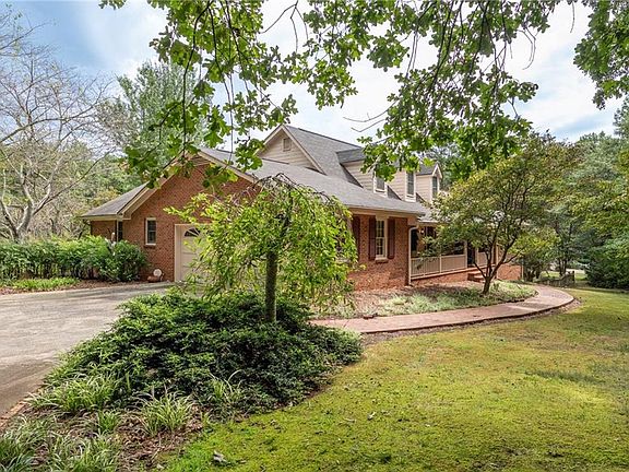 4th image of 1827 Lost Mountain Rd