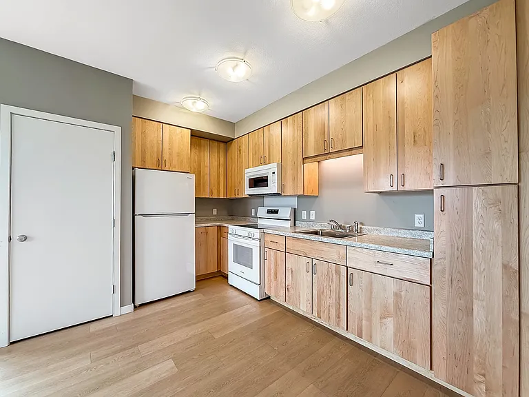 Plymouth Avenue Apartments — Photo 8