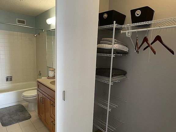 4th image of 235 E Wacker Dr #2207