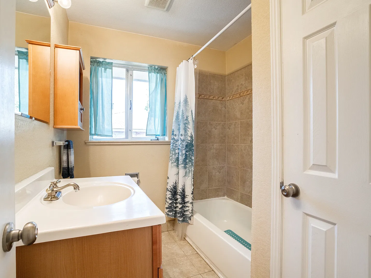 3 bed, 1.5 bath, 1014 sqft, $2,400 — Photo 4