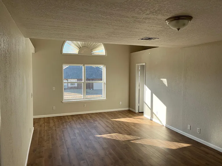 2709 Bishops Dr — Photo 7