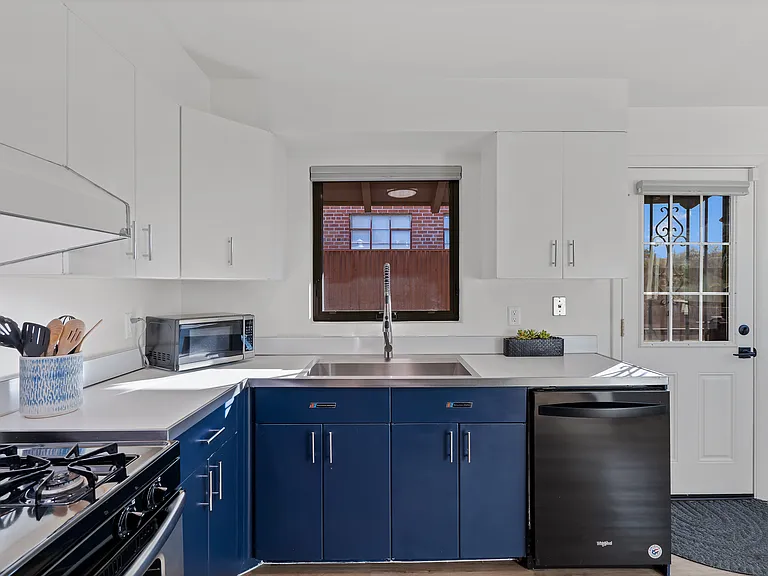 2419 E 4th St — Photo 10