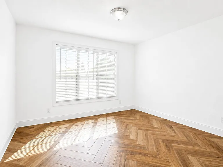 350 SW 8th St #2 — Photo 15
