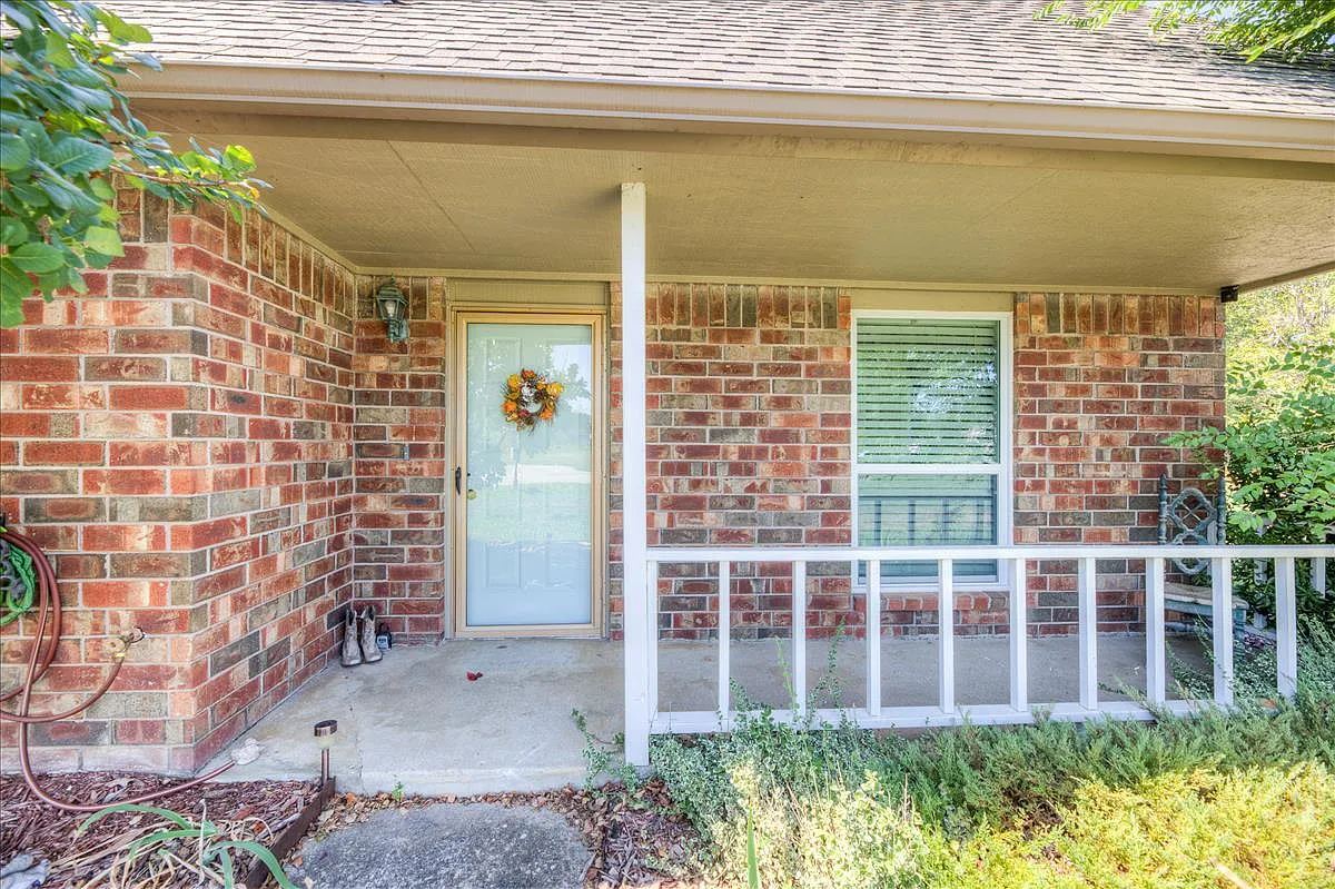 4 bed, 2.0 bath, 1800 sqft, $2,195 — Photo 2