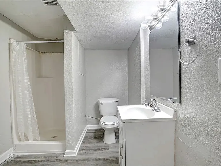 408 NE Lakeview Dr — Photo 8
