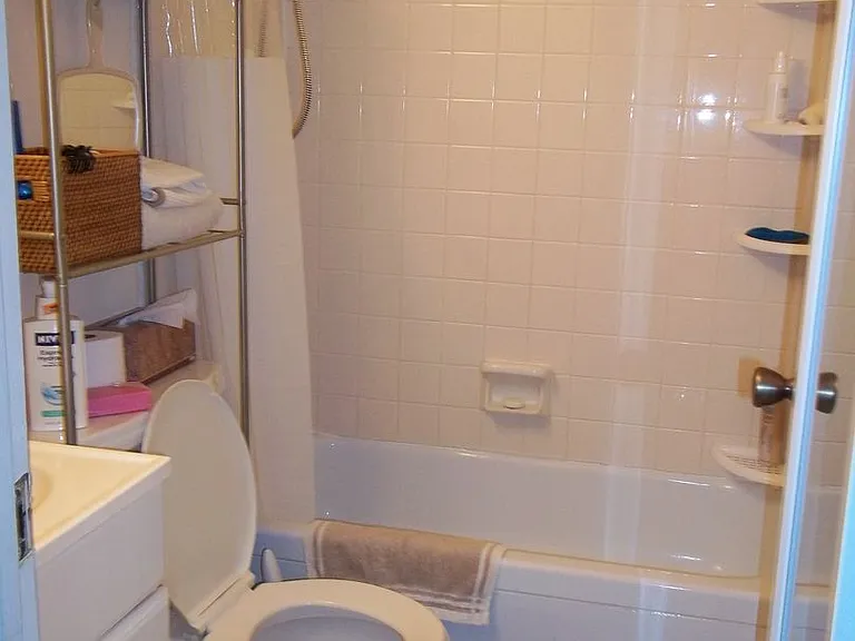 MAY RENT FREE - Sign on this Studio today! — Photo 12