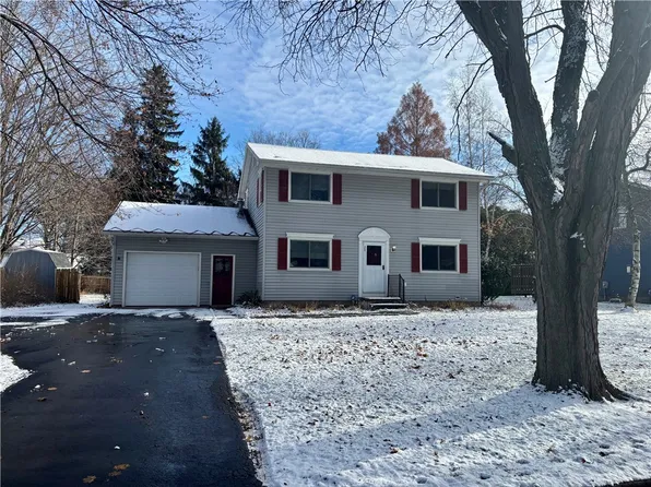 28 Cherry Dr, Brockport, NY 14420