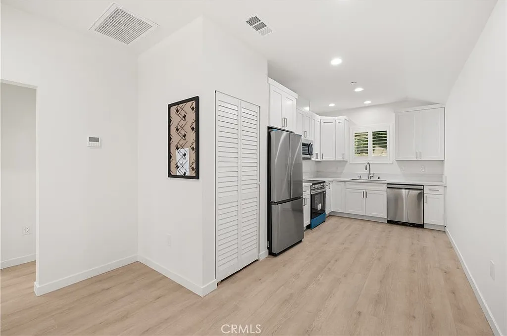 2 bed, 822 sqft, $3,500 — Photo 2