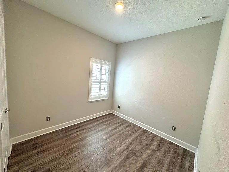 77 Park Center Ave — Photo 16