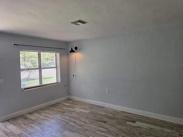 2205 S Park Ave — Photo 3