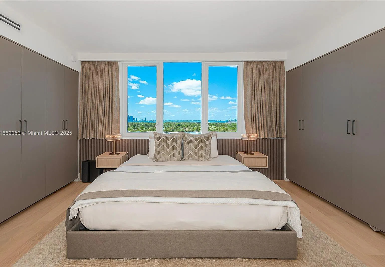 Roney Palace Condo — Photo 4