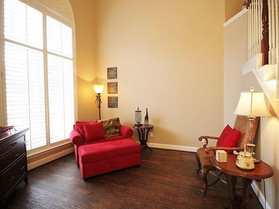 5th image of 207 Scarlet Dr