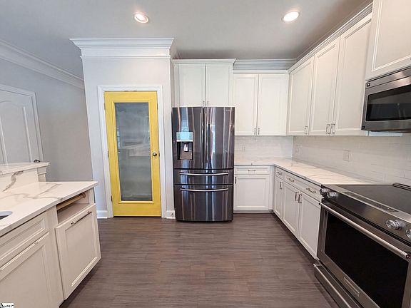 2nd image of 301 Cypresshill Ct