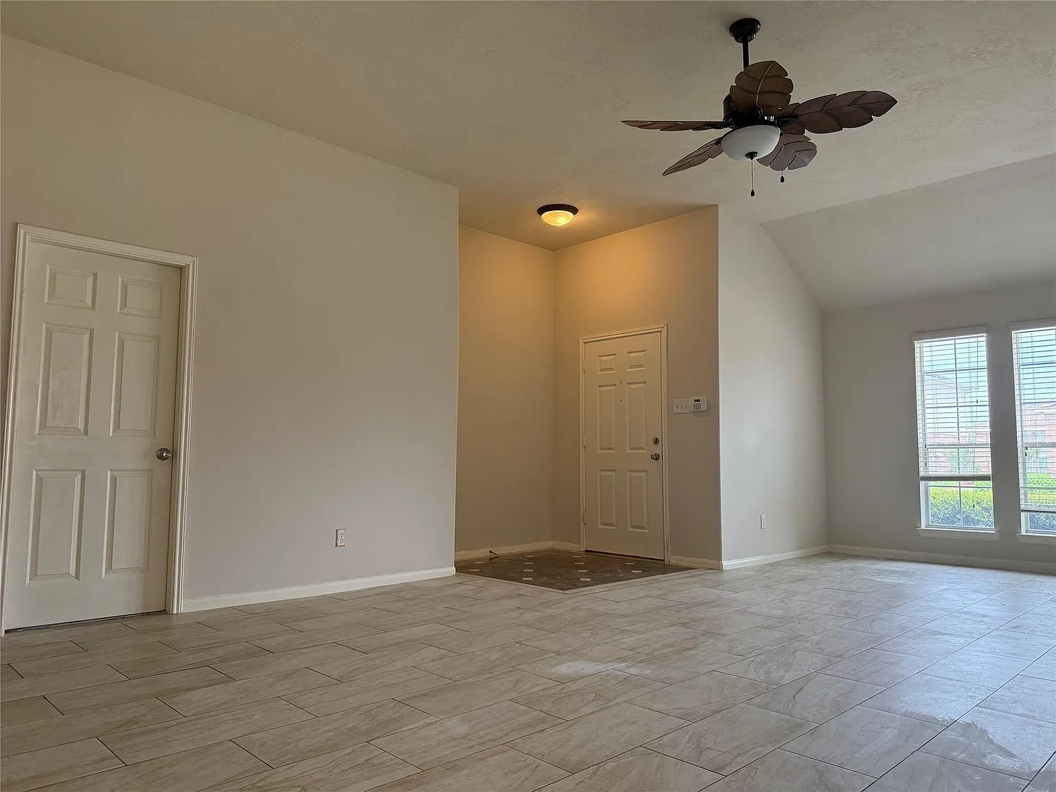 3 bed, 2.0 bath, 2044 sqft, $2,200 — Photo 3