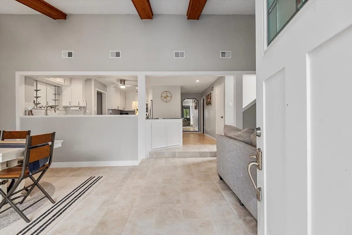 3 bed, 3.5 bath, 3208 sqft, $2,900 — Photo 4