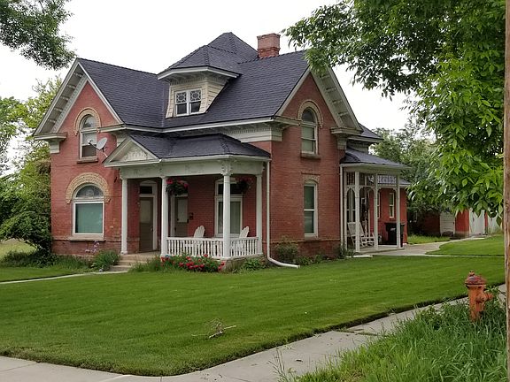Quaint Victorian neighbors